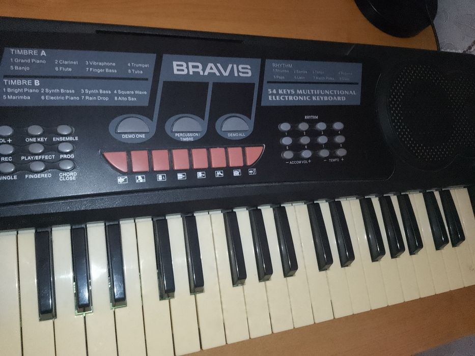Продам цыфровой синтезатор бравис