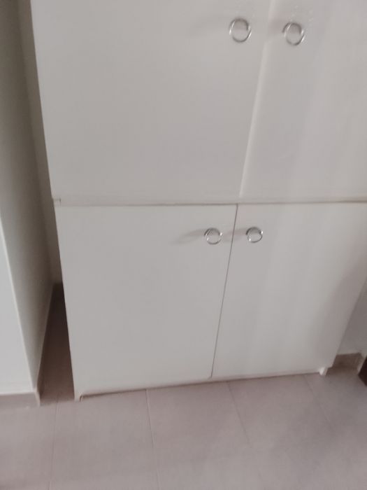 Armário branco  com prateleiras usado em muito bom estado