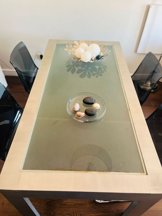 Mesa prateada com tampo de vidro
