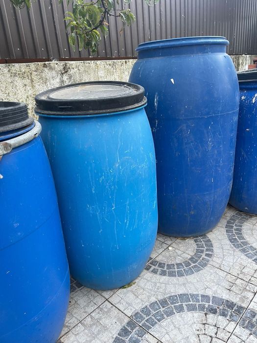 Varios bidons de varios tamanhos