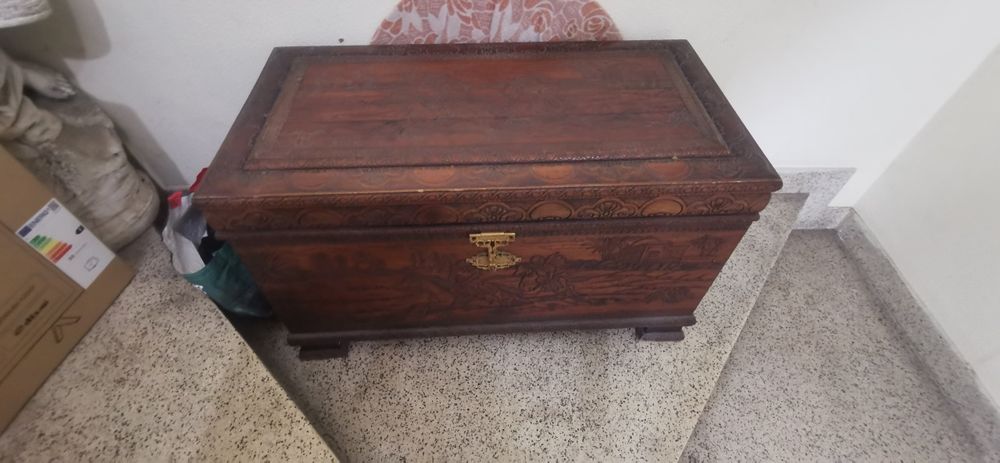 Baú de madeira trabalhada