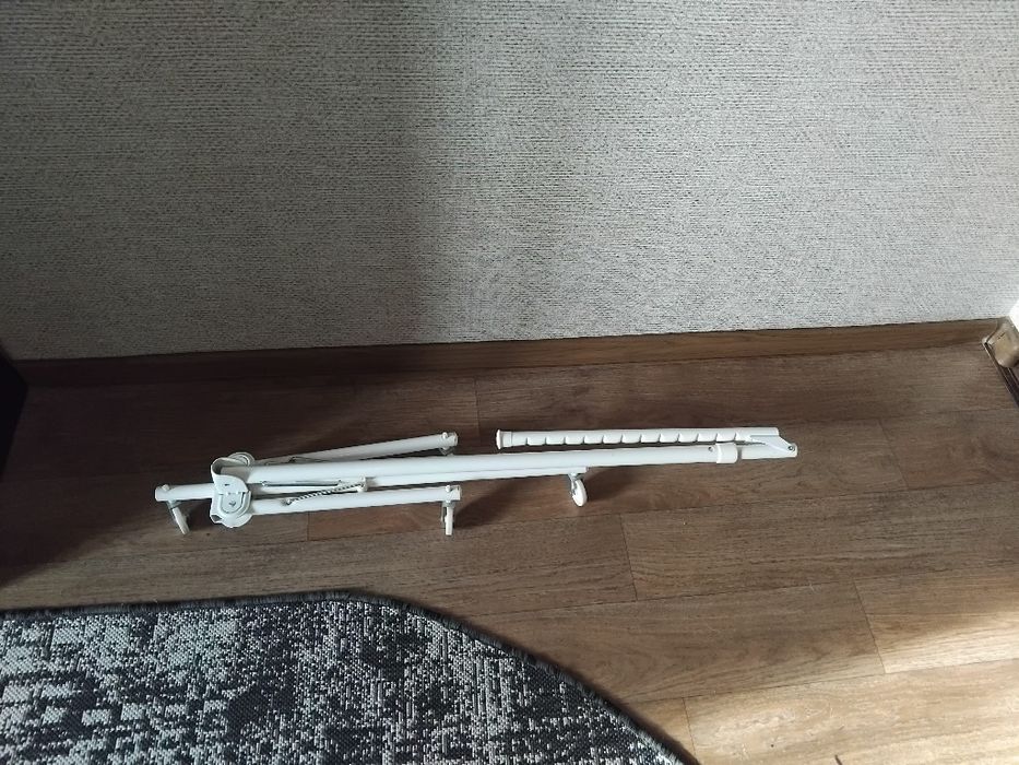 Підлогова пересувна вішалка