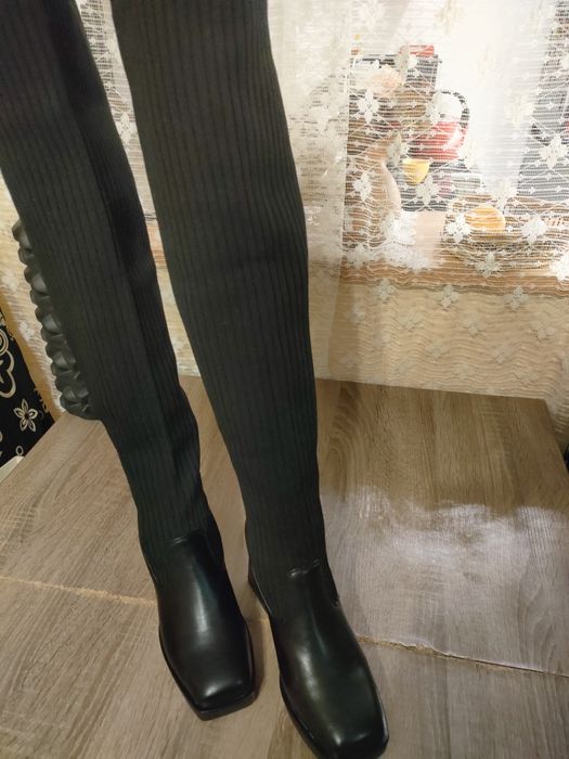 Buty ,długa cholewka,na każdą nogę.