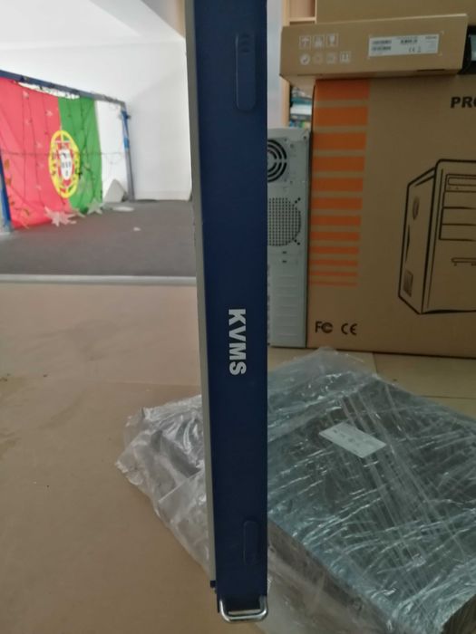 Consola KVM : ecran lcd + touchpad + teclado