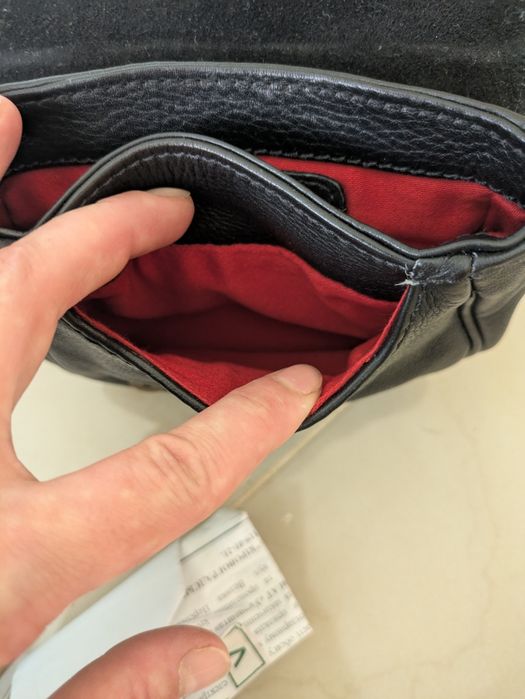 Продам невелику шкіряну фірмову сумочку.
