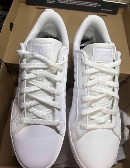 Білі кросівки adidas