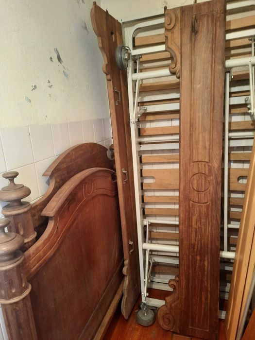 Cama de solteiro em madeira maciça