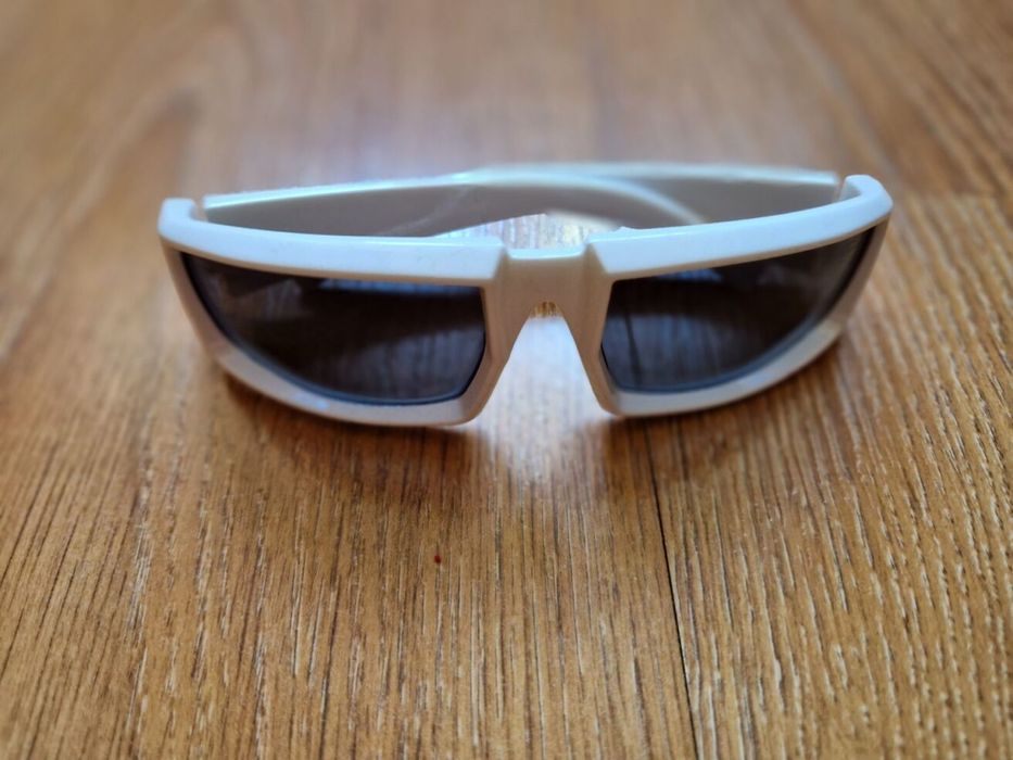 Białe okulary przeciwsłoneczne