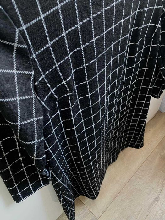 Czarna sukienka trapezowa w białą kratkę