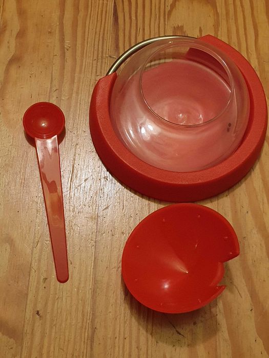 Czerwona kosmiczna plastikowa cukierniczka