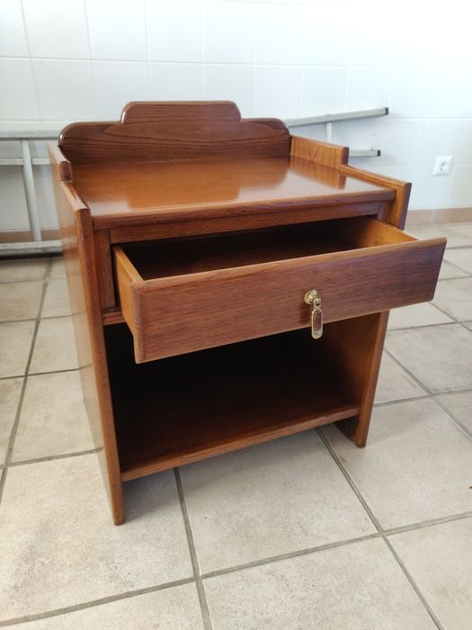 Mesa de Cabeceira em Madeira