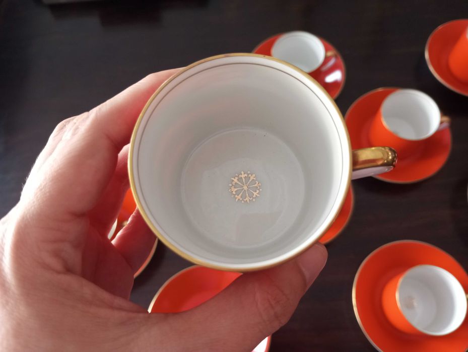Antigo conjunto de 12 chávenas de café em porcelana Vista Alegre