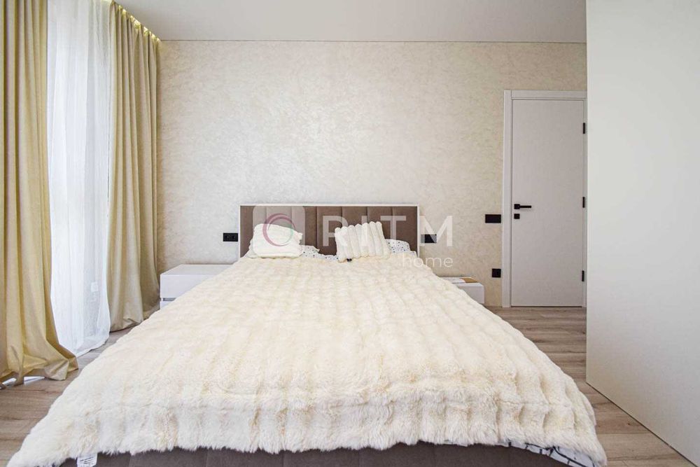 Продається сучасна 2-кімнатна квартира + кухня студія в центрі міста