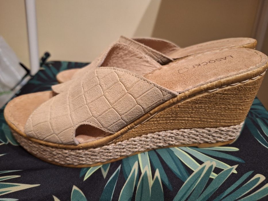 Buty na koturnie skórzane Lasocki