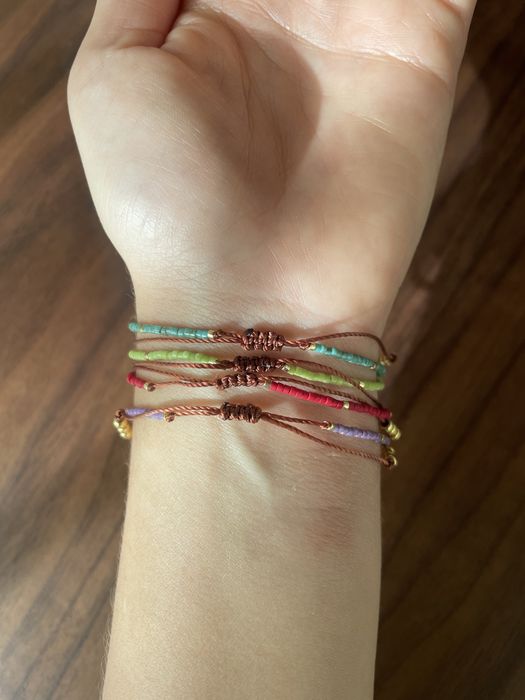Quatro pulseiras de tamanho ajustável