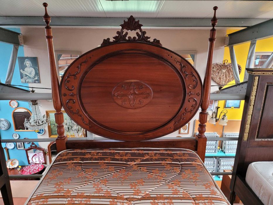 Cama de solteiro em madeira maciça com estrado e colchão - Bom