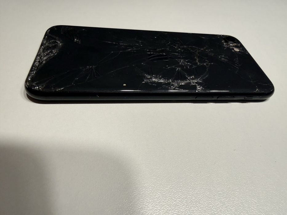 Iphone Se 2020 64gb uszkodzony