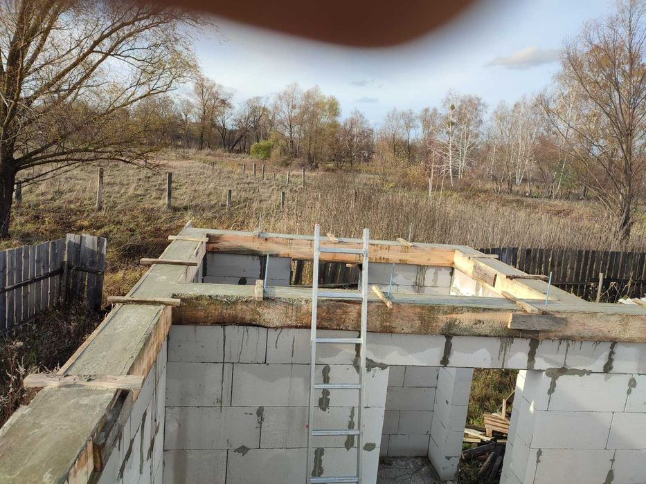 Продам земельну ділянку з розпочатим будівництвом