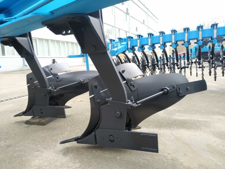 Плуг оборотний напівнавісний ПОН-4 (Уманьферммаш)