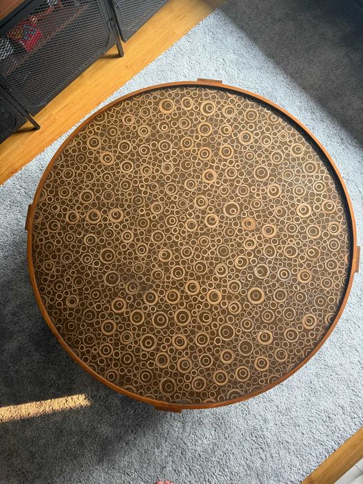 Mesa de centro redonda em madeira com tampo decorativo