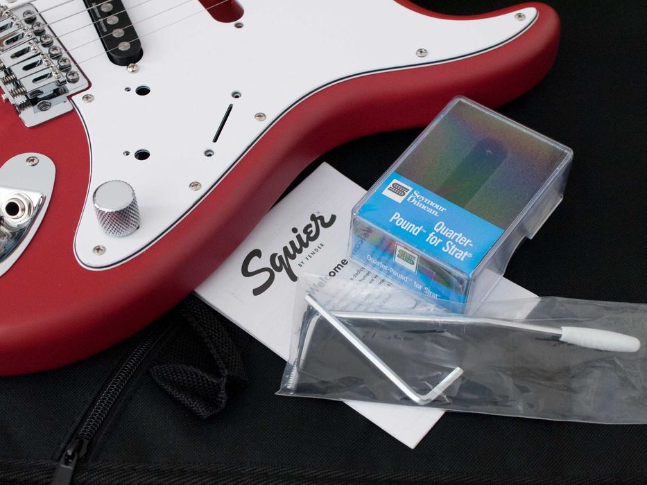 Squier Stratocaster + Seymour Duncan SSL-4 Quarter Pound + Saco Gator