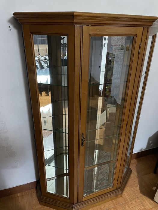 Vitrine em madeira