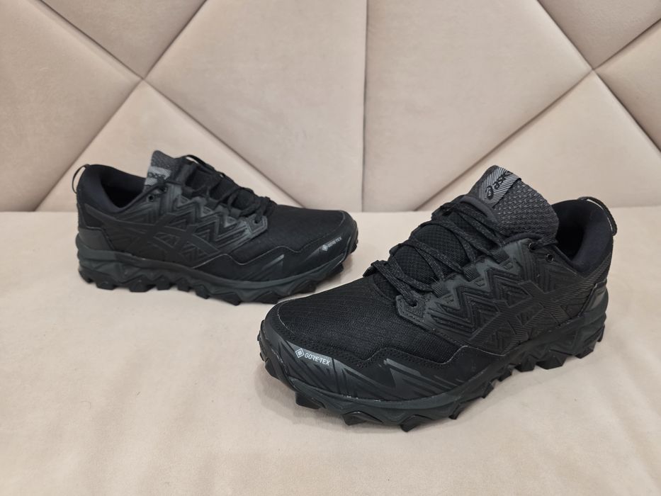 Кросівки Asics, Nike, Salomon, Lowa, Scarpa, La Sportiva, New Balance, Adidas.