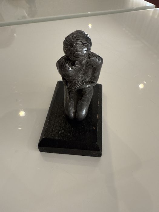 Estatueta mãe abraça filho