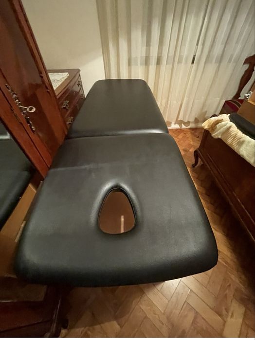 Mesa, 6 cadeiras e duas maquesa