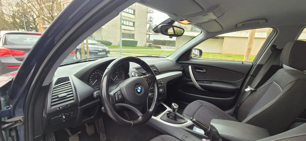 BMW 118d E87 | 2010 | Nacional | Azul BMW | Viatura de Serviço