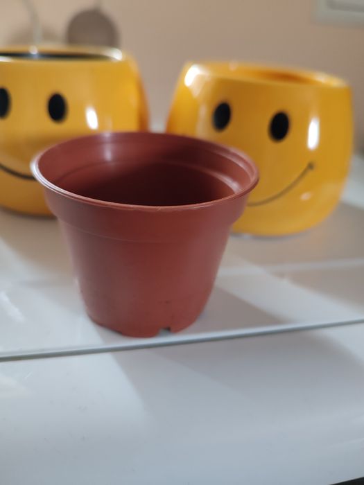 3 śliczne,małe doniczki. Nowe .