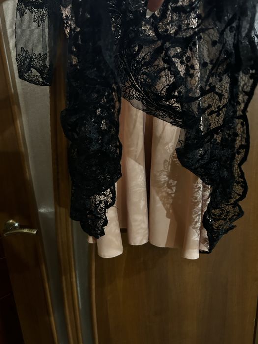 Вечірня сукня пудрового кольору з чорним мереживом 44-46р