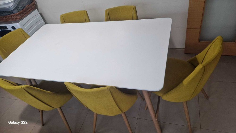 Mesa de sala com 6 cadeiras