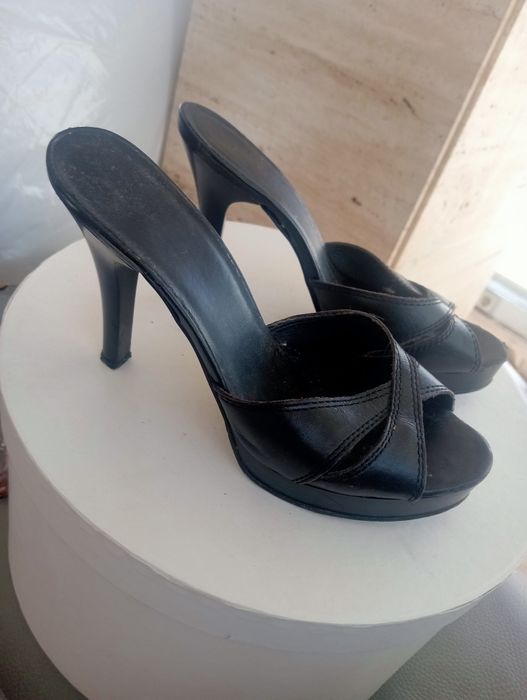 Sandálias Arezzo pretas pele genuína 37