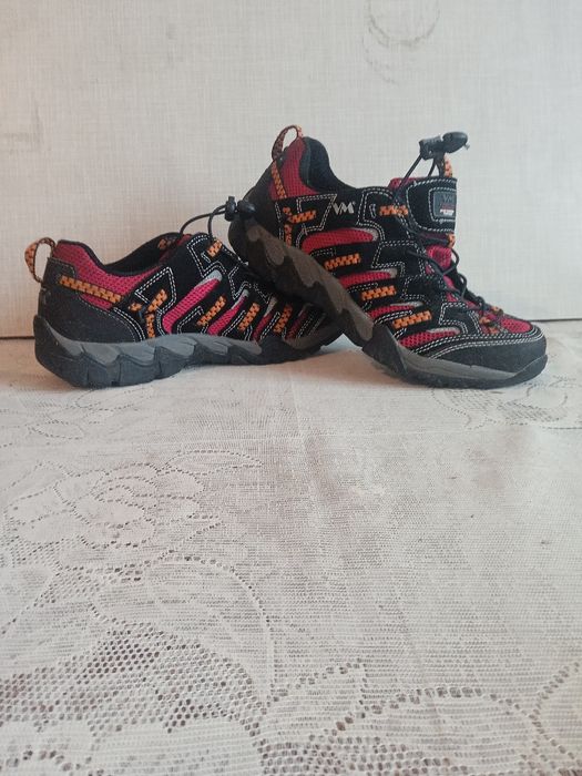 Кроссовки демисезонные.