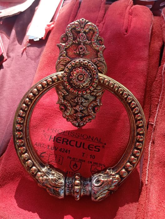 Aldrava antiga.batente de porta