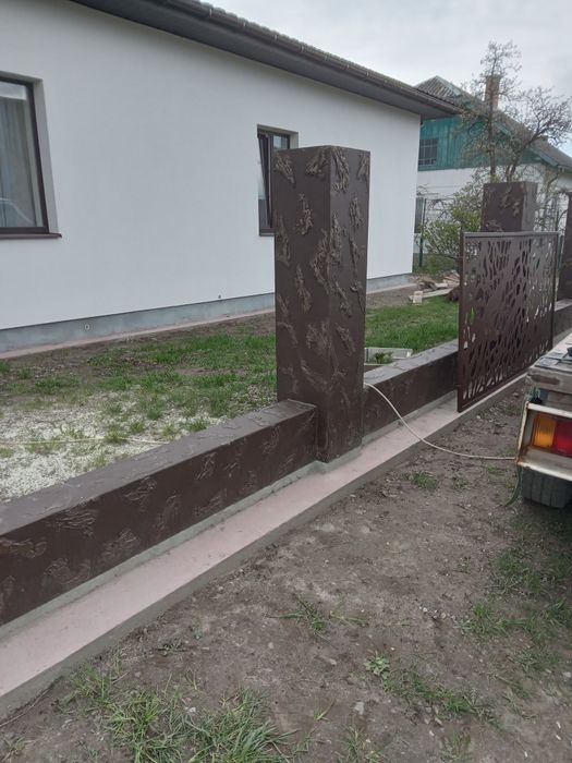 Бетонні вироби "КУЛАК" Парканні стовпи суцільні проливні 32см*32см