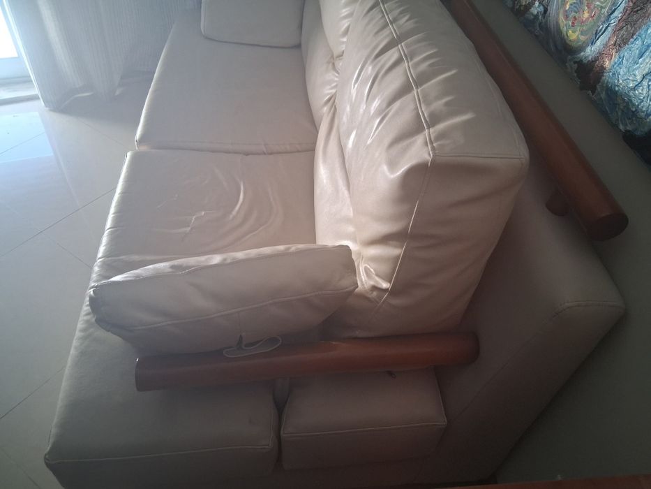 Dois Sofás de pele usados iguais,apenas uma almofada para estufar ou colocar protecção neles,são dois iguais e vendo a quem oferecer mais.