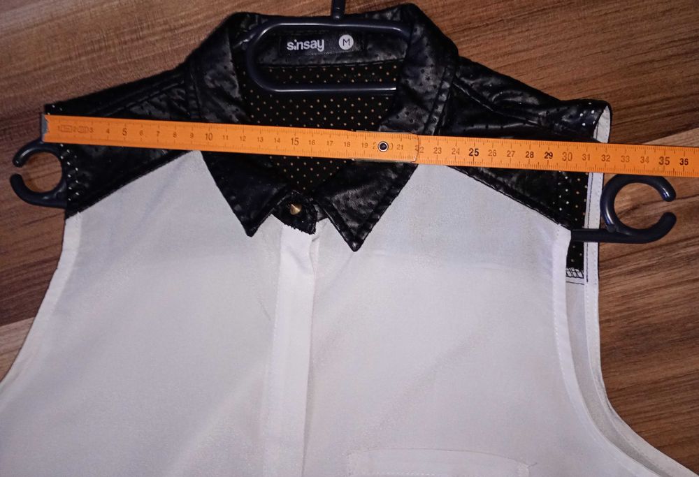 Koszula Sinsay biała wstawki skóry bez rękawów rozm. M biało czarna