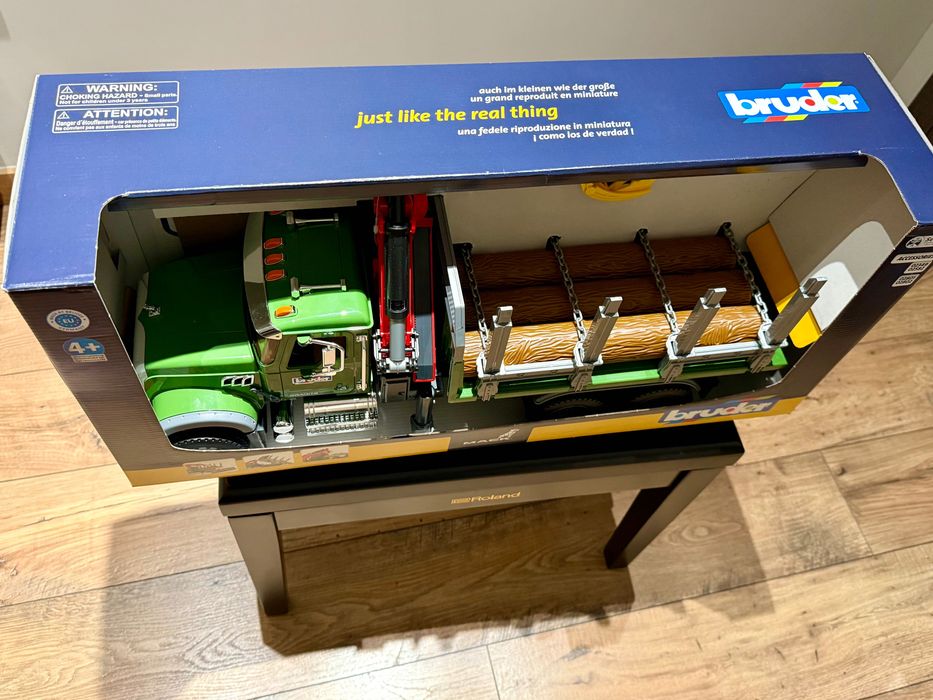 Samochód ciężarowy Mack Bruder do przewozu drzewa + 3 kłody