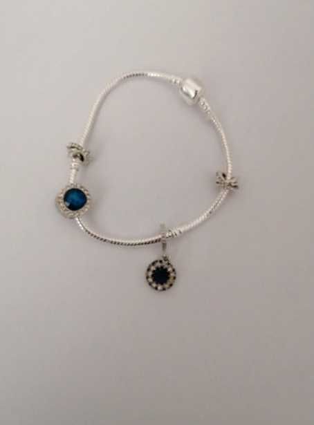 Pulseira com pendentes azuis