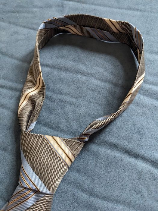 Krawat w srebrno niebieskie pasy - Stylowy dodatek