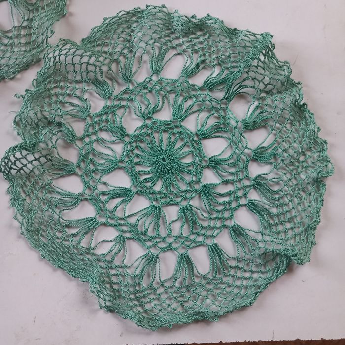 Três antigos naperons em crochet