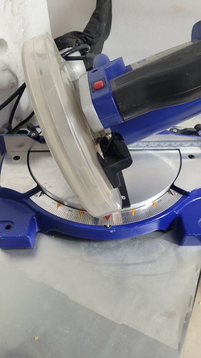 Торцовочна пила LUX TOOLS  KGS-1200