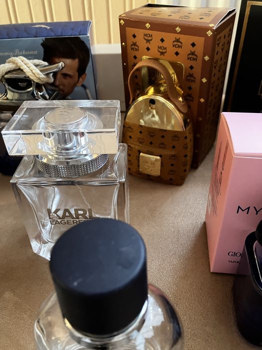 Kolekcjonerski zestaw flakonów po perfumach MCM