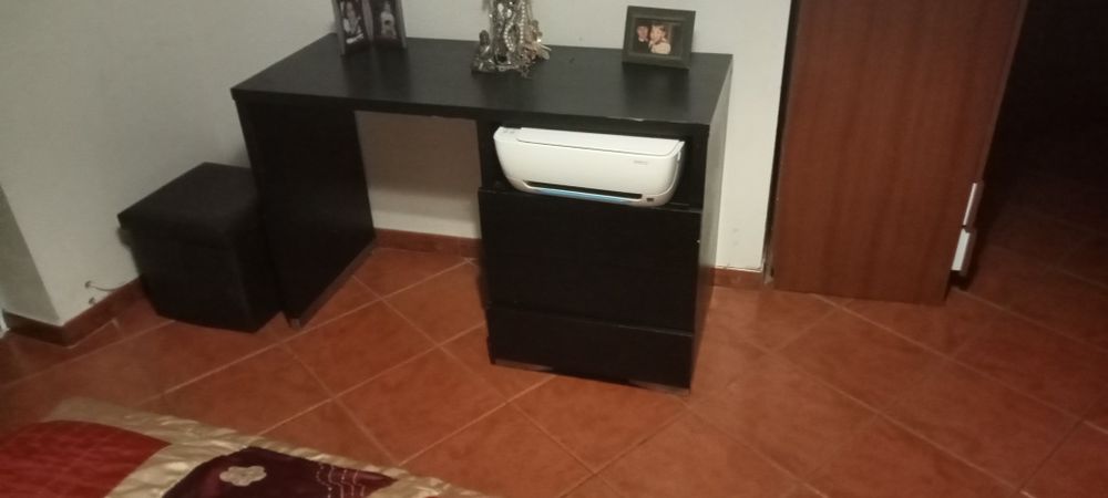 Cama de casal e secretária