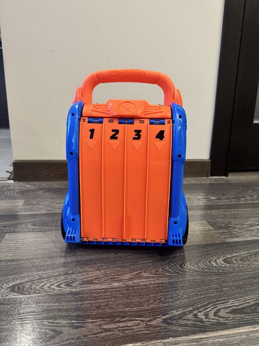 Портативний трек-контейнер Hot Wheels з 4 рівнобіжними доріжками