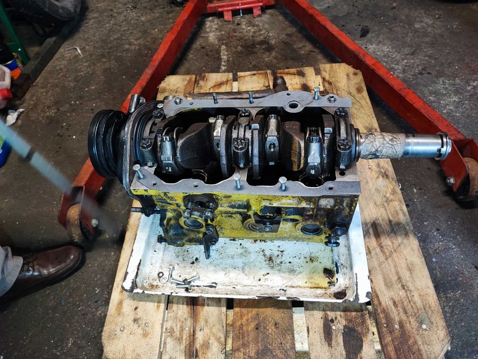 Motor Mini Cooper e acessórios a funcionar
