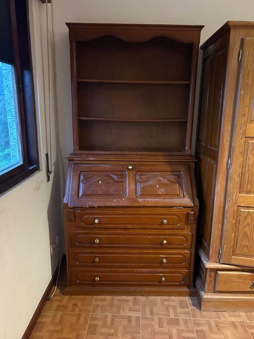 Secretaria em pinho de boa qualidade desgastado