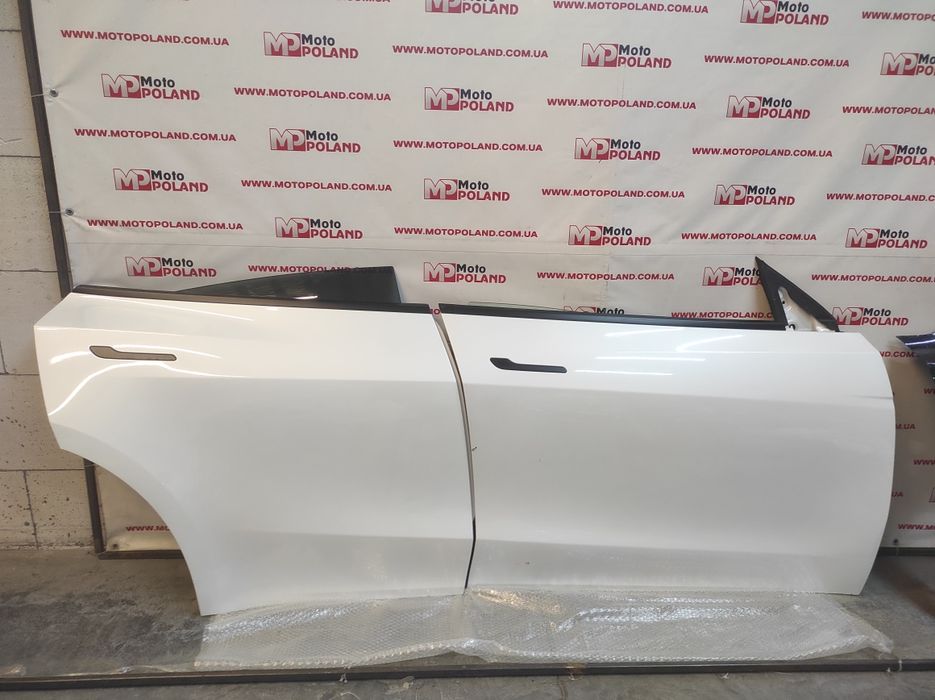 Tesla Model Y двері дверь